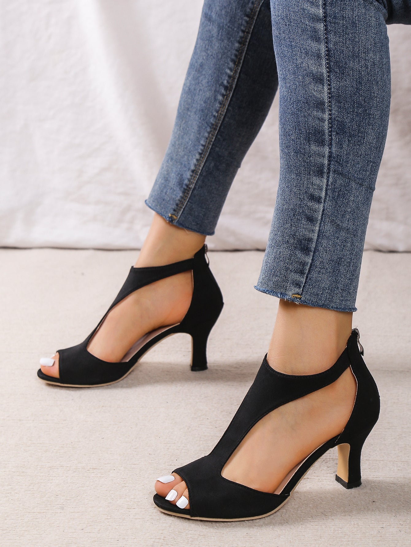Chic Womens Peep Toe High Heel Sandals - Stylish T-strap, Comfortable Chunky Heel, Zipper Closure - Timeless Black for Versatile Wear